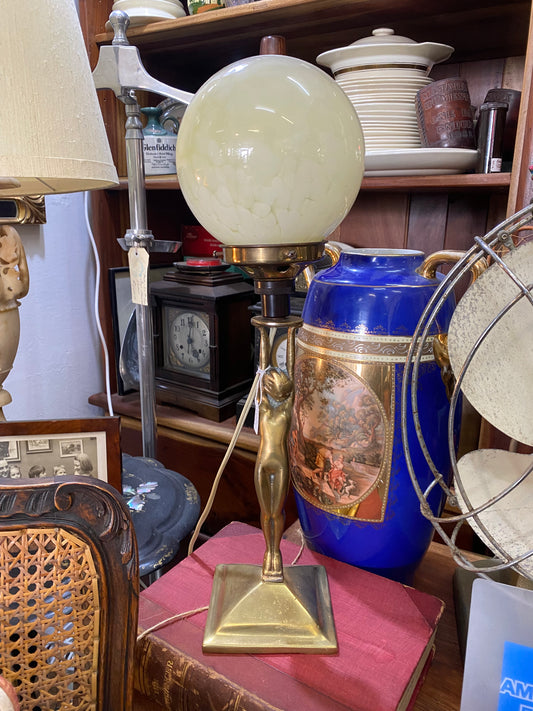 20 世纪 30 年代装饰艺术风格黛安娜女士黄铜台灯，带原装灯罩