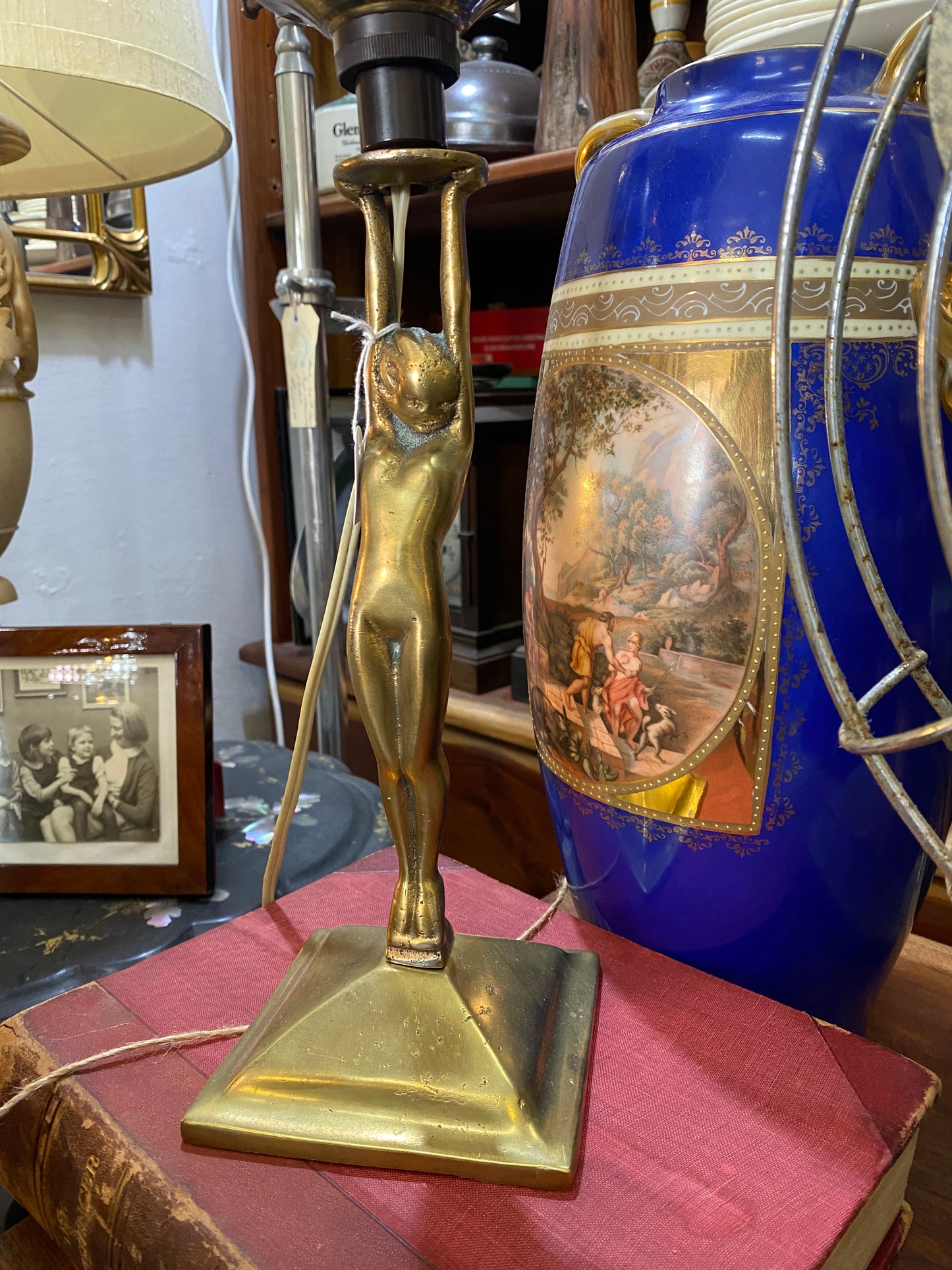 20 世纪 30 年代装饰艺术风格黛安娜女士黄铜台灯，带原装灯罩