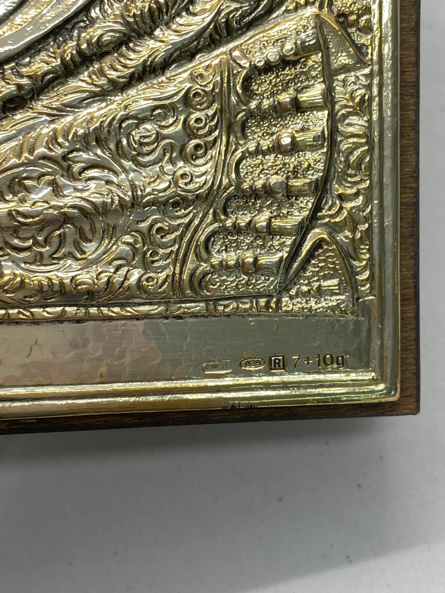 复古拜占庭圣像，描绘了圣母与圣子耶稣，采用 950 银制成
