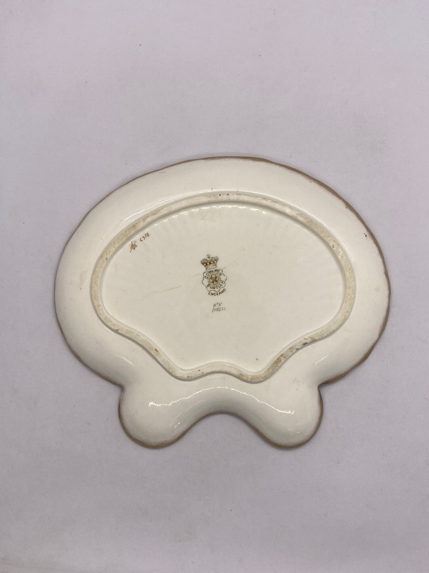 不同寻常的 Doulton Burslem 贝壳形西班牙陶器橱柜盘