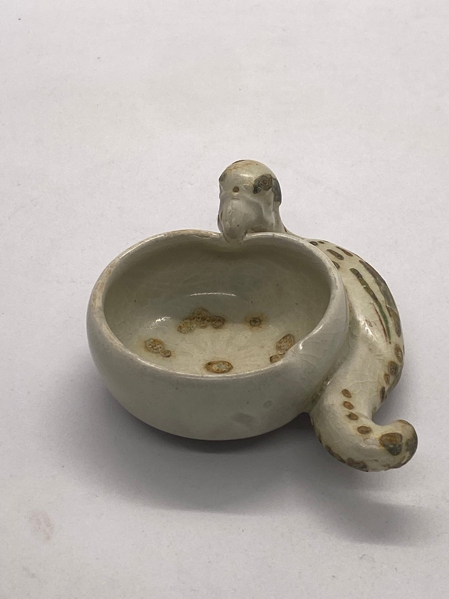 罕见的 15 世纪会安宝藏鹦鹉与桃子图案毛笔洗