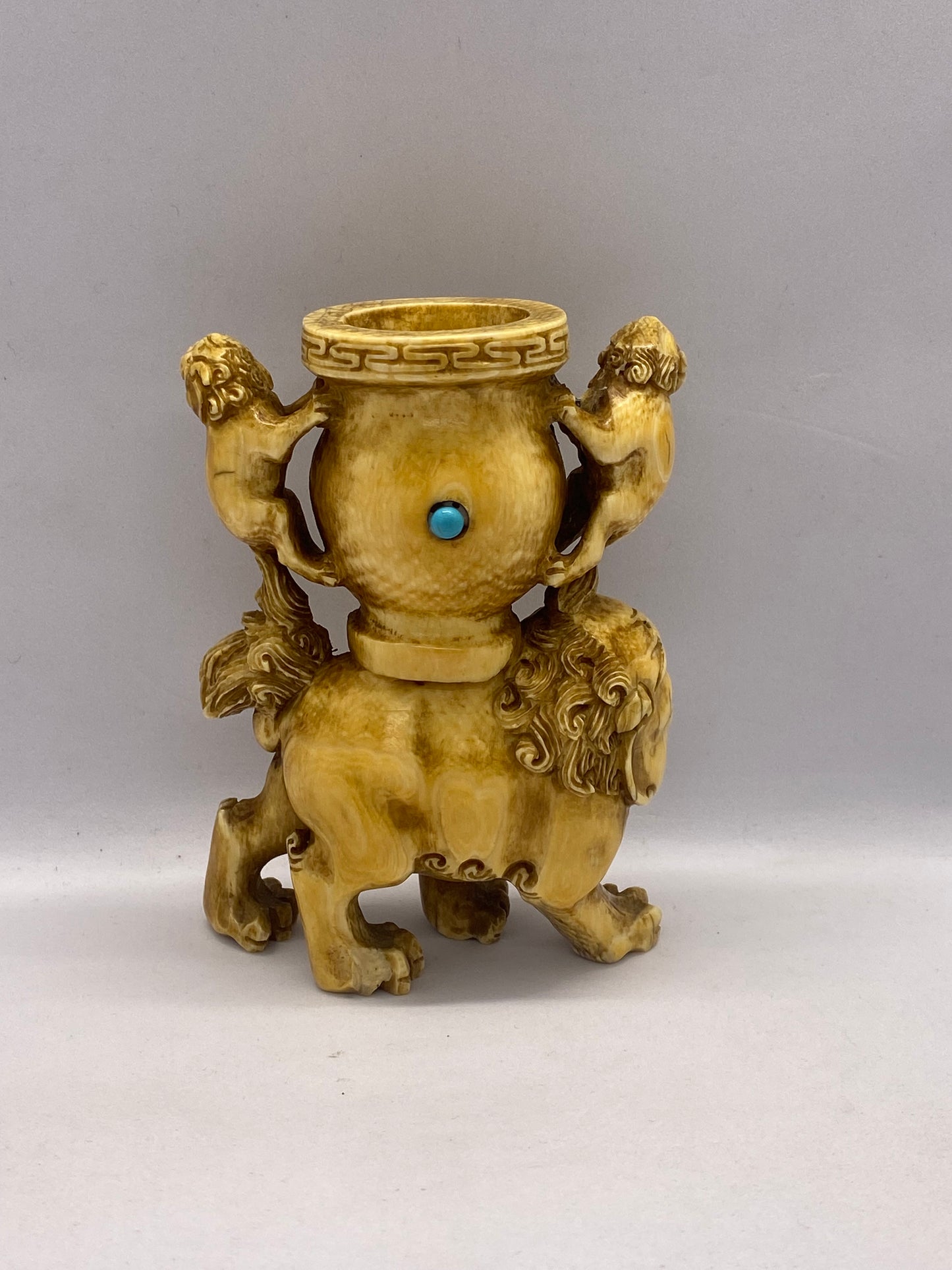 古董中国，可能是西藏的象牙雕像，有 3 个神话中的狮子/狮子雕像