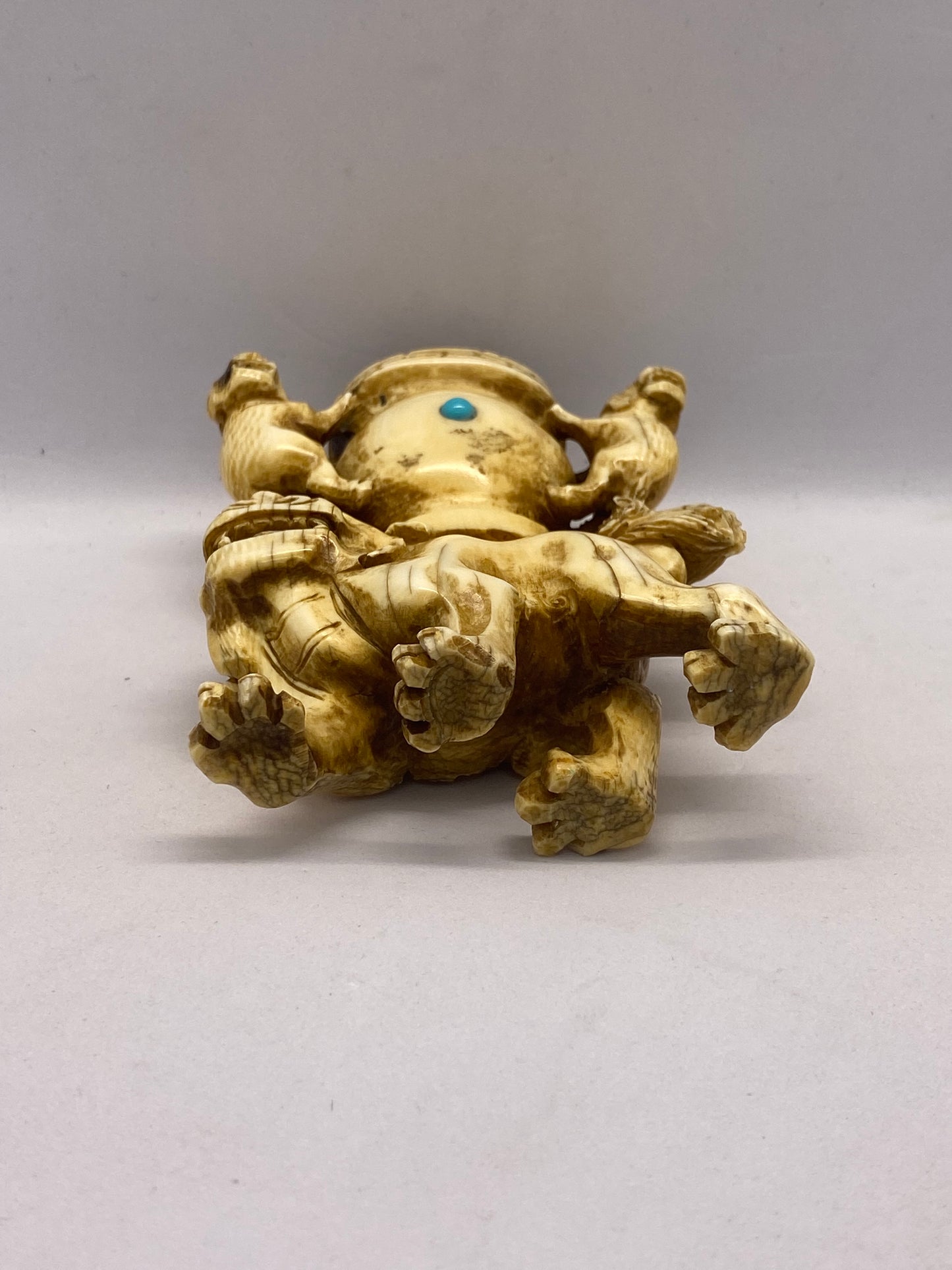 古董中国，可能是西藏的象牙雕像，有 3 个神话中的狮子/狮子雕像