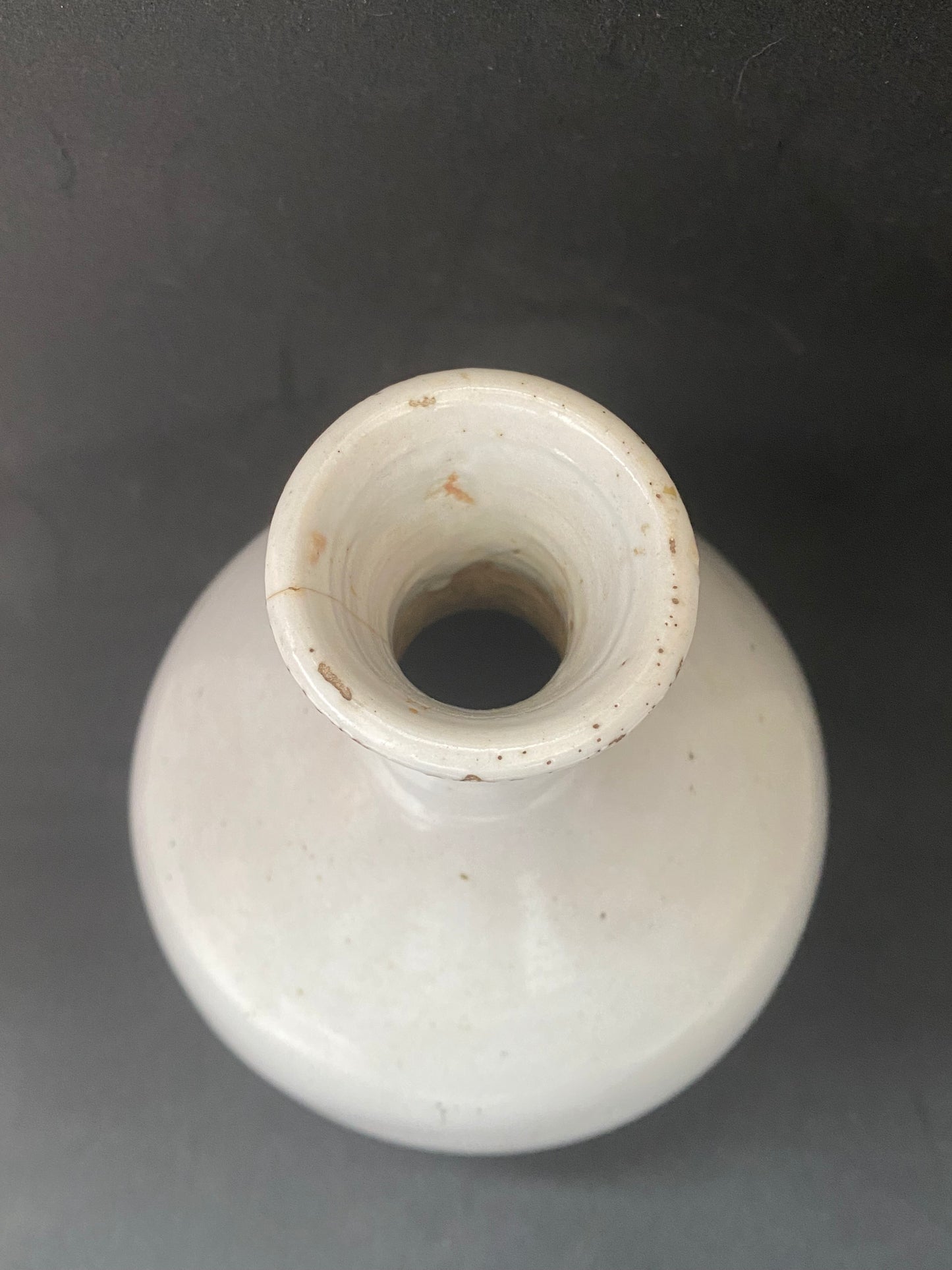 古董朝鲜晚期百子白瓷月牙形底座花瓶
