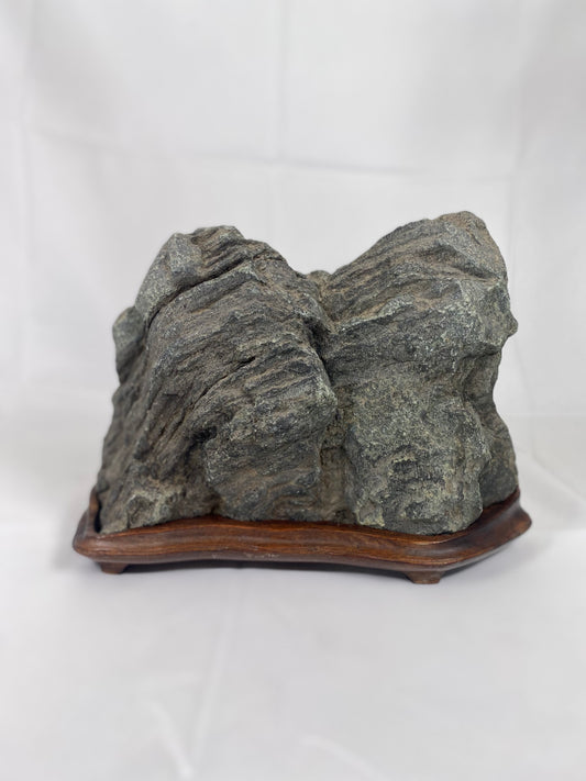 古色古香的韩国水石（文人石），山景形式。南汉江的起源。
